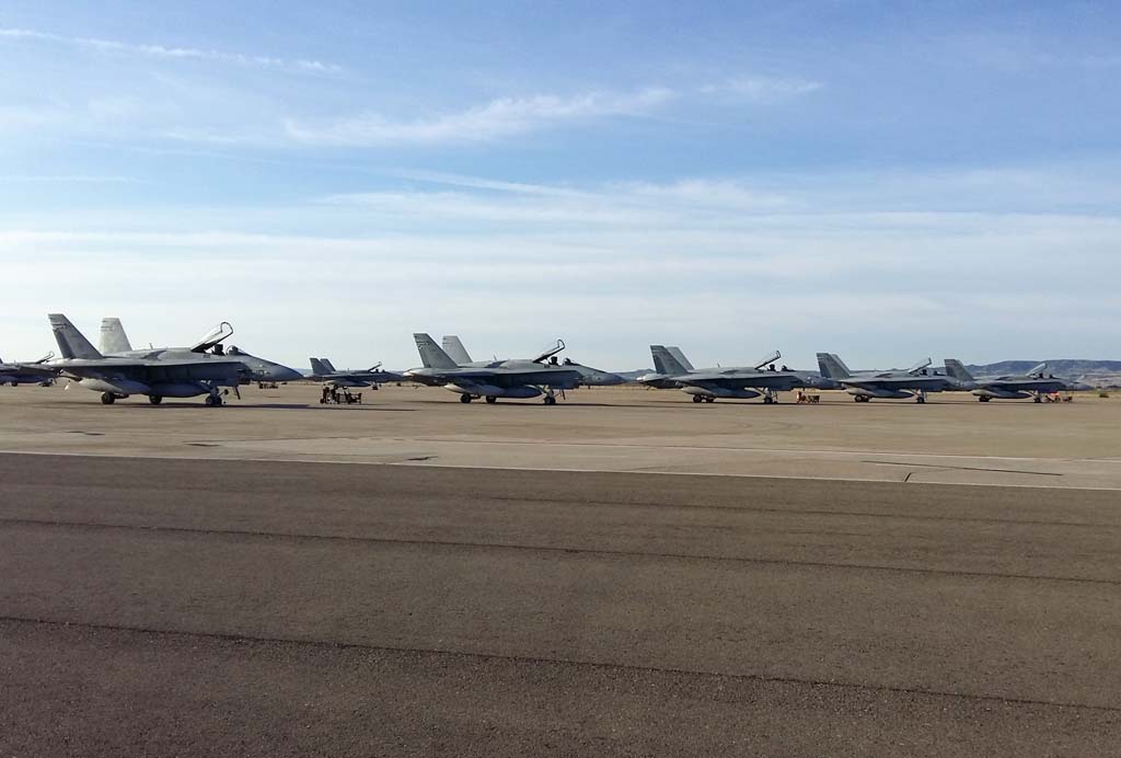 Los cinco F/A-18 del Ala 15 listos para partir desde la base aérea de Zaragoza hacia Estonia.