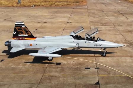 F-5 con la decoración especial por los 50 años del F-5 en España.