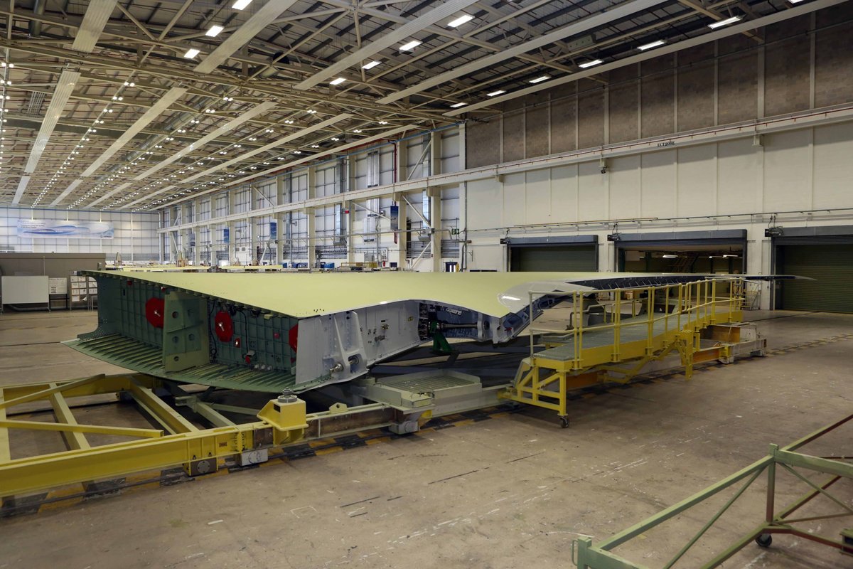 El ala derecha del primer Airbus A330-900 lista para ser enviada a Toulouse donde se llevará a cabo el montaje del avión.