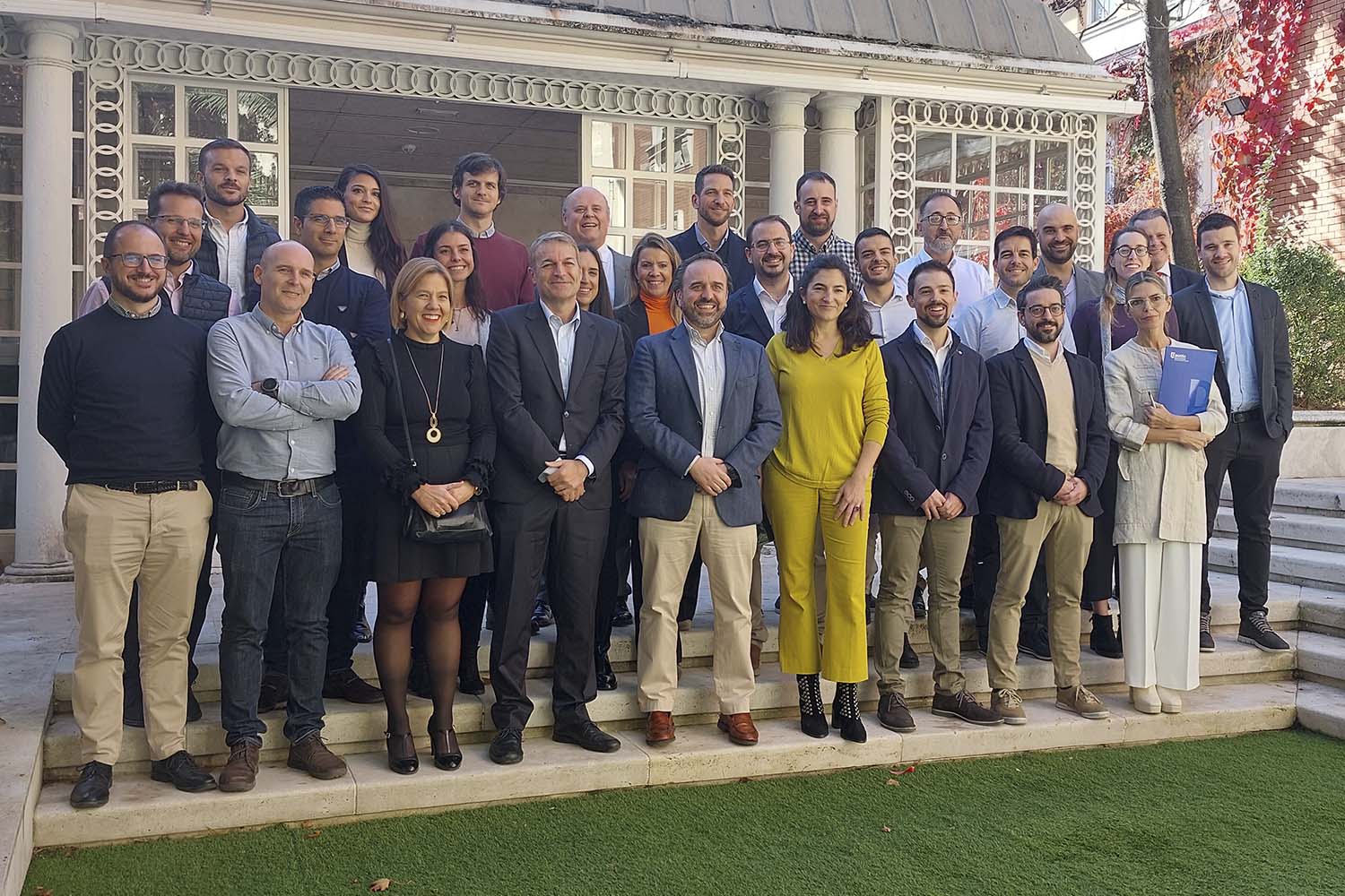 Los integrantes de la primera promoción de Impulsa junto a directivos de Alestis y Aciturri.