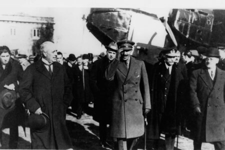 Alfonso XIII acompañado por Horacio Echevarrieta y demás invitados en la inauguración de vuelos de Iberia.