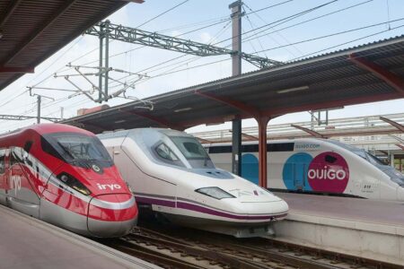 Además de Renfe con el AVE, Iberia no descarta que el resto operadores de alta velocidad sirvan el aeropuerto de Madrid-Barajas.