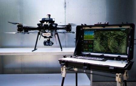 UAV Altus Atlas 8 Heavy Lifter con su estación de control.