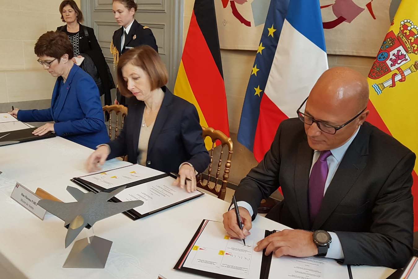 Ángel Olivares representó a la ministra de Defensa en la firma de la incorporación de España al FCAS.