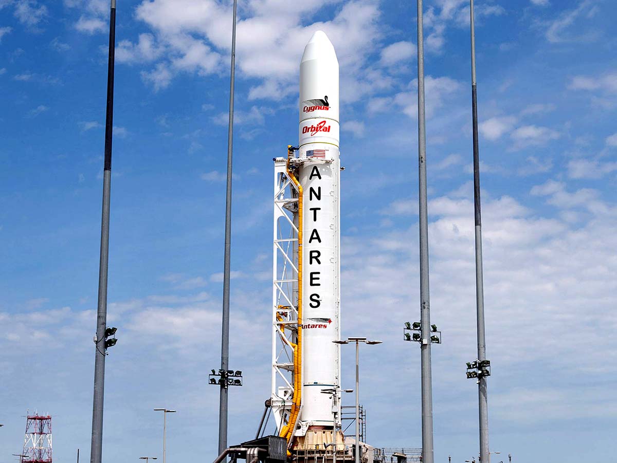 Uno de los priemros Antares durante la época de desarrollo por Orbital Sciences.