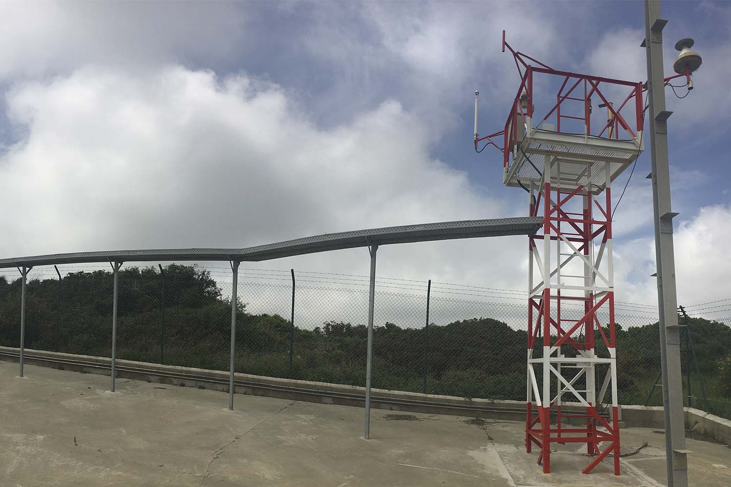 Antena ADS-B instalada junto al VOR-DME de Vejér de la Frontera (Cádiz).