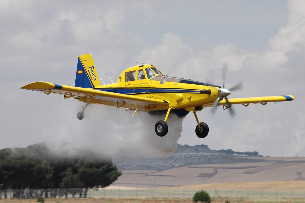El Air Tractor es capaz de descargar 3.000 litros de agua.