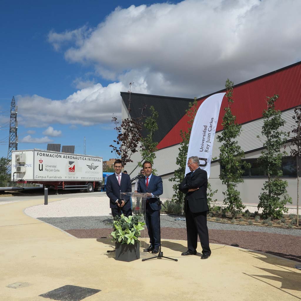 El rector de la Universidad Rey Juan Carlos de Madrid en la inauguración de Hangr VI, nuevo centro de formación aeronáutico desarrollado con AviationGroup.