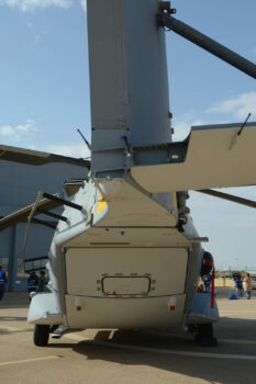 Detalle de la rampa ventral y la geometría del botalon de cola del NH90.