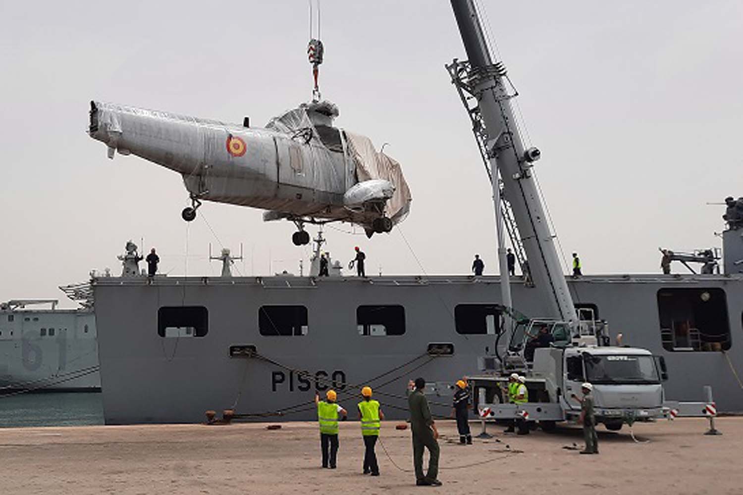 Carga del SH-3D 01-515 en el LPD Pisco.