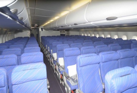 Cabina de turista en la cubierta principal con filas de 10 asientos.