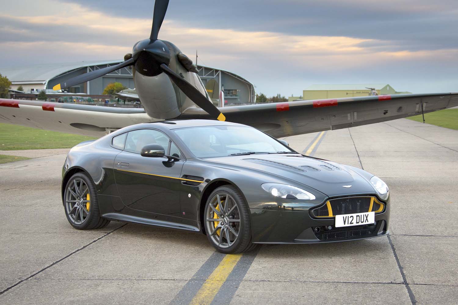 Aston Martin V12 Vantage S Spitfire 80 , uno de los coches aeronáuticos del fabricante británico.