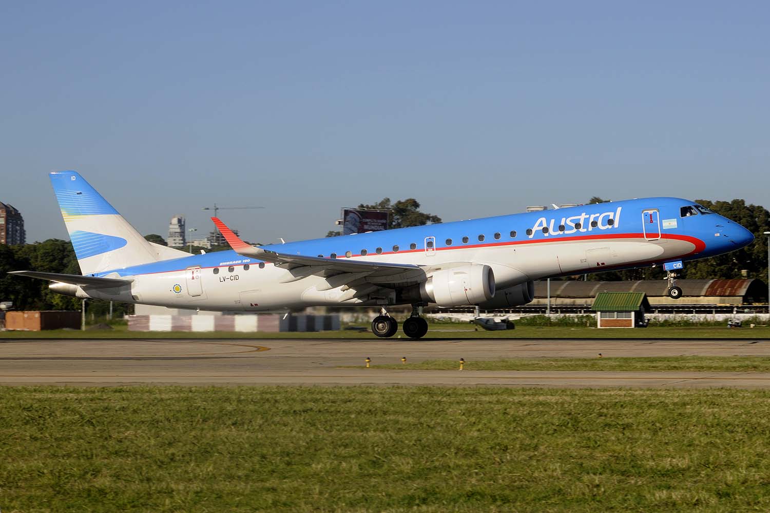 Embraer E190 de Austral en el aeropuerto Aeroparque de Buenos Aires.