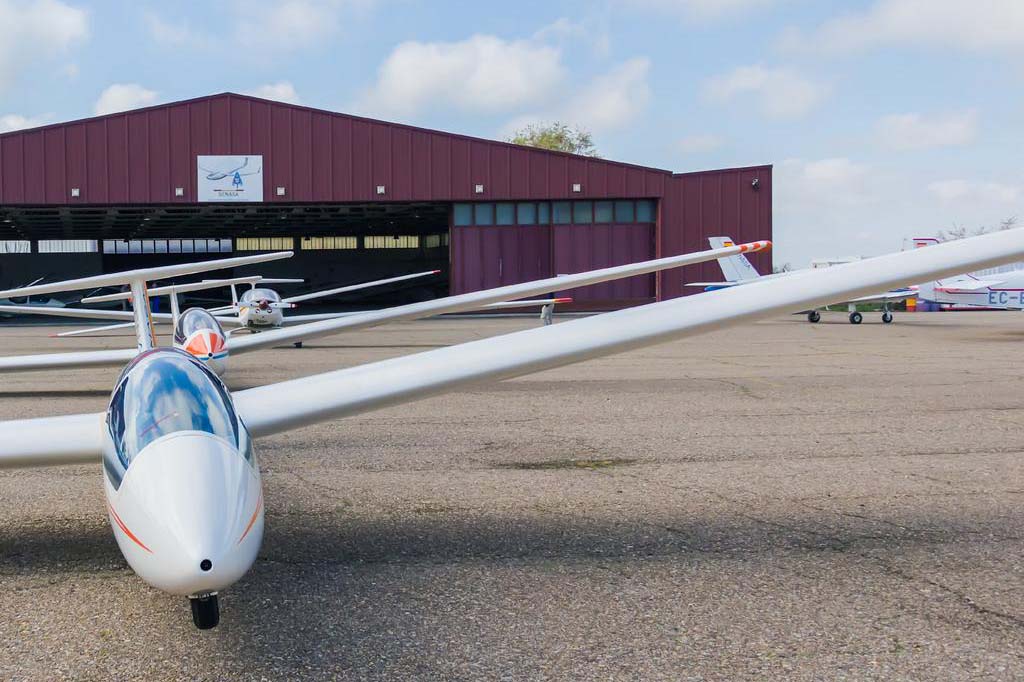 Aviones con y sin motor en la plataforma del aeródromode Ocaña.