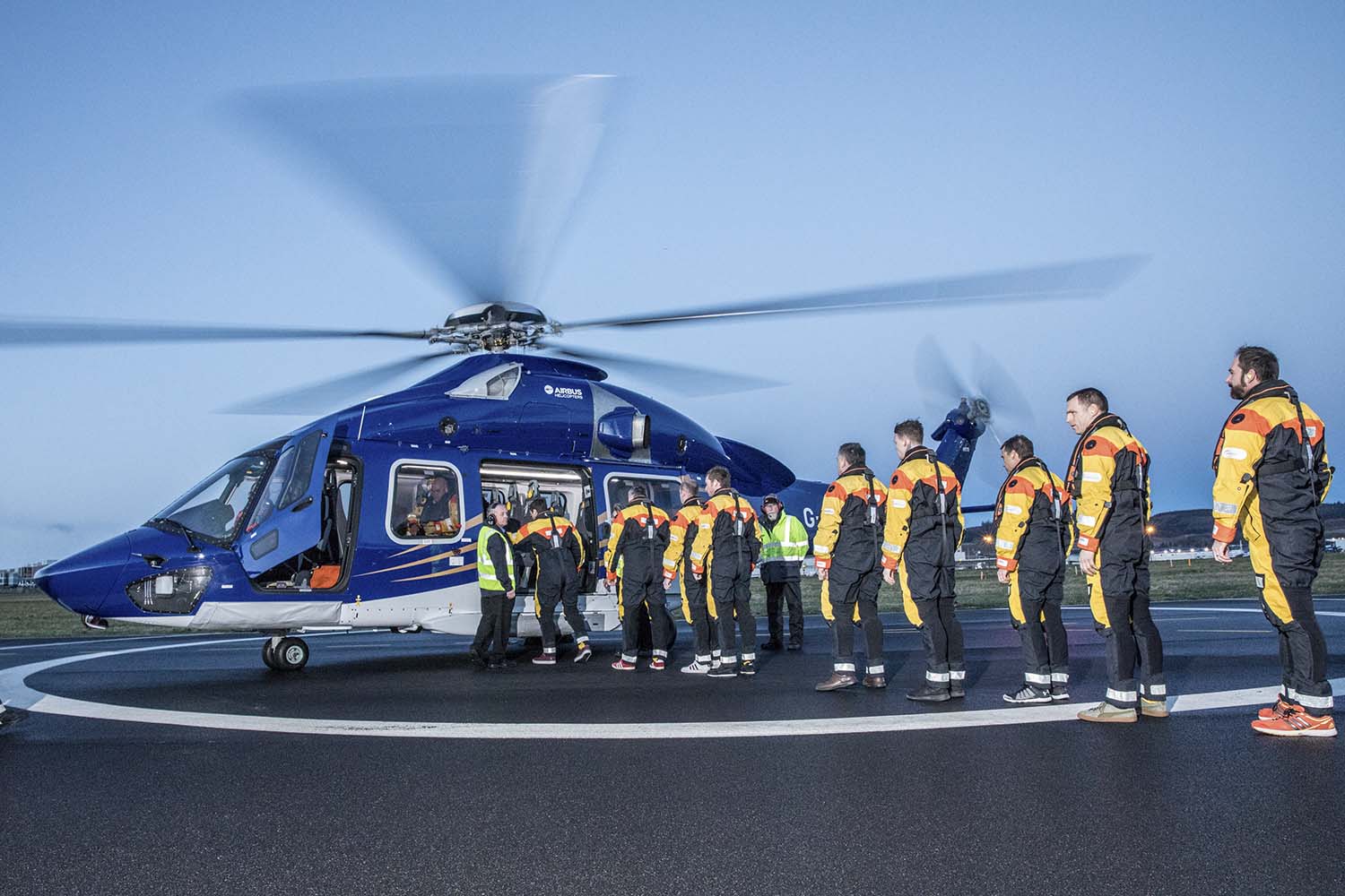 Trabajadores de una plataforma petrolífera embarcando en un helicóptero de Babcock para dirijirse a ella.