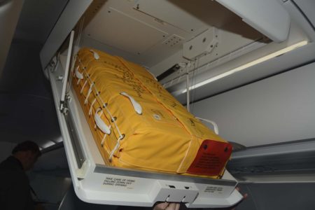 Al parar un avión hay que retirar elementos como las rampas y las balsas.