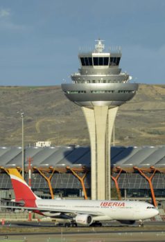 Las autoridades deben pensar en suspender las tasas que se cobran a las aerolíneas en los aeropuertos, o al meos una rebaja.