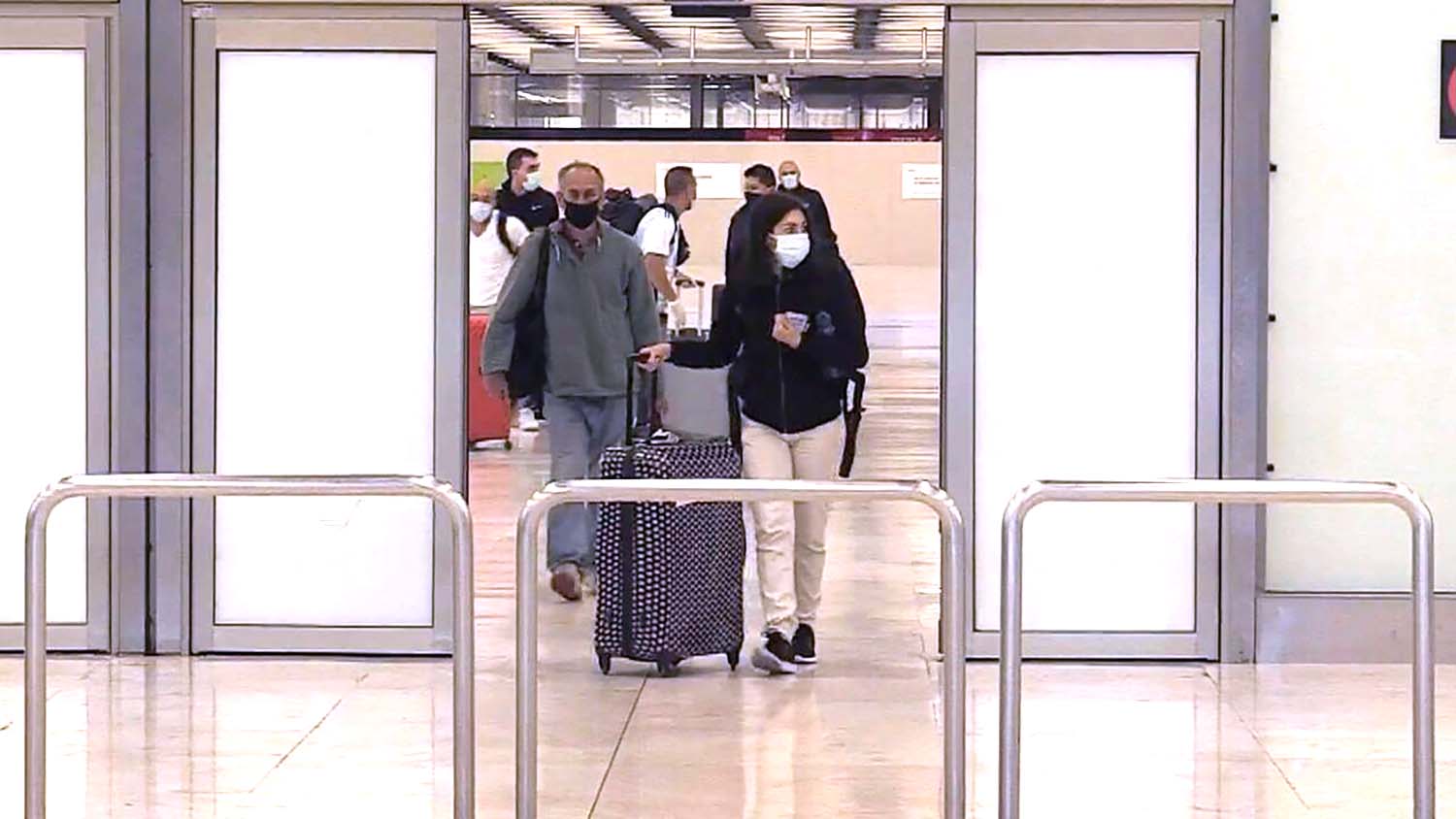 Llegada en Madrid-Barajas de pasajeros de un vuelo de repatriación.
