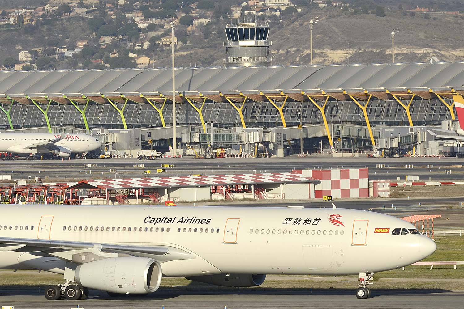 Sobre el satélite de la T4 se puede ver la torre auxiliar para el servico de de Dirección de Plataforma.