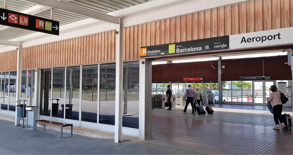 Actual acceso al tren en la T2 del aeropuerto de Barcelona El Prat.