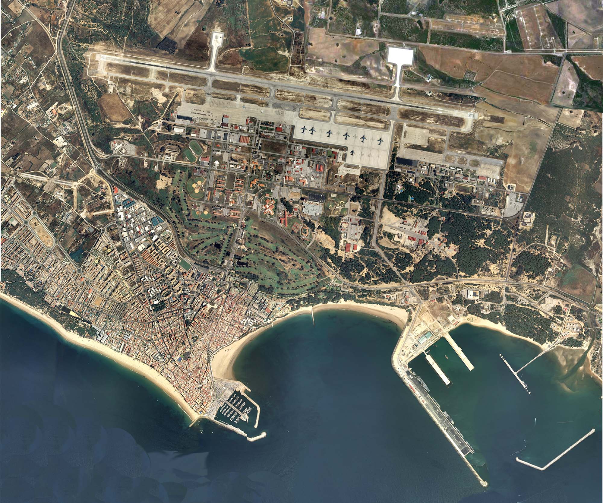 La base aeronaval de Rota,a demás de ser la mayor de la Armada Española, acoge también a buques estadounidenses y es, junto a la de Morón de la Frontera, punto de escala de aeronaves militares de ese país en sus vuelos hacia y desde oriente medio.