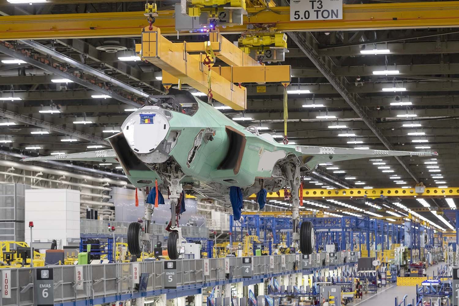 El primer F-35A belga entra en la cadena final de producción en Fort Worth.
