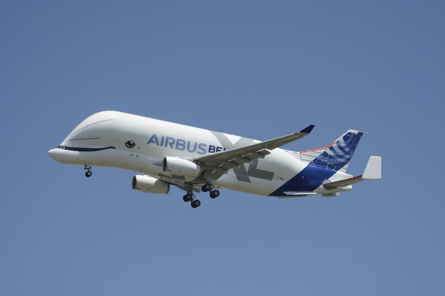 Tras completar las pruebas en vuelo, la tripulación del Beluga XL hizo una pasada sobre la pista de Toulouse.