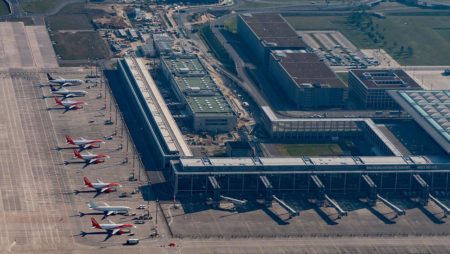 Terminal del nuevo aeropuerto Berlín Brandemburgo con aviones  almacenados por la crisis del COVID-19.