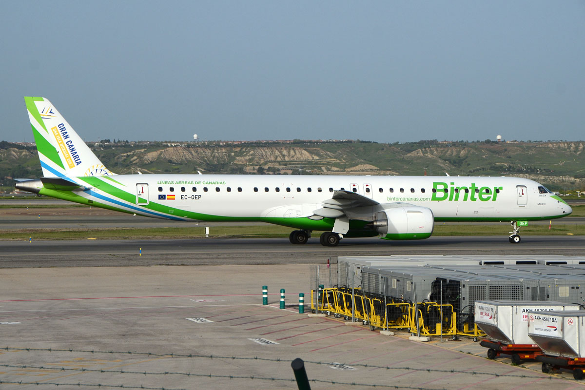 El Embraer E195-E2 EC-OEP con su deriva vertical apoyando a Canarias como sede del Mundial de Fútbol 2030.