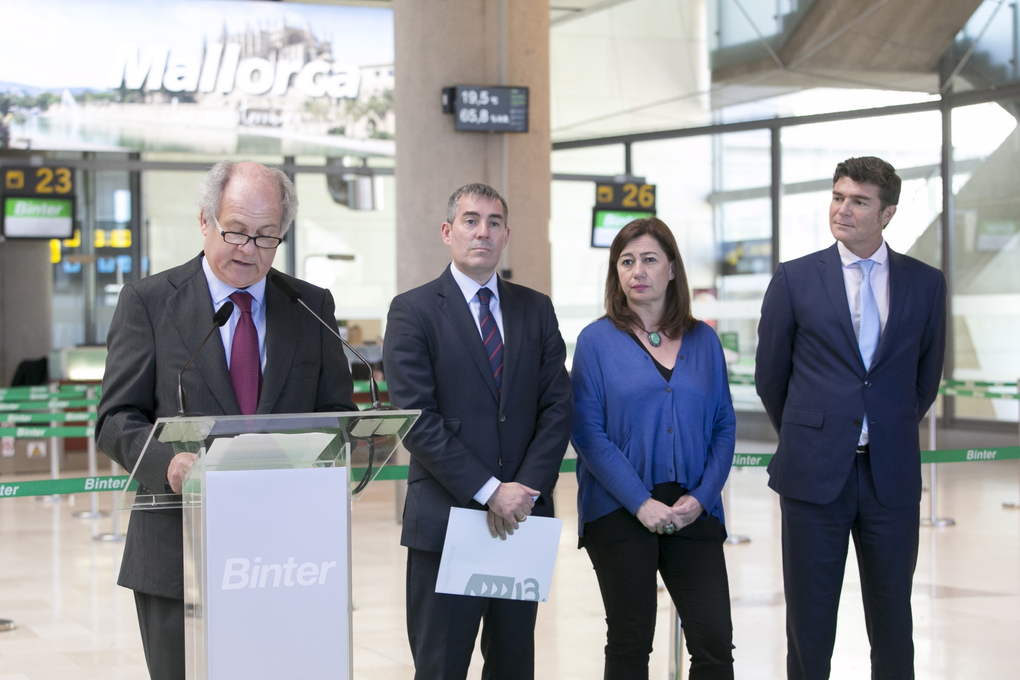 El presidente de Binter, Pedro Agustín del Castillo se dirige a los presentes durante la presentación de las nuevas rutas, acompañado por los presidentes autonómicos de Canarias, Fernando Clavijo, y Baleares, Francina Armengol y el subdelegado del Gobierno en Canarias, Guillermo Díaz Guerra.
