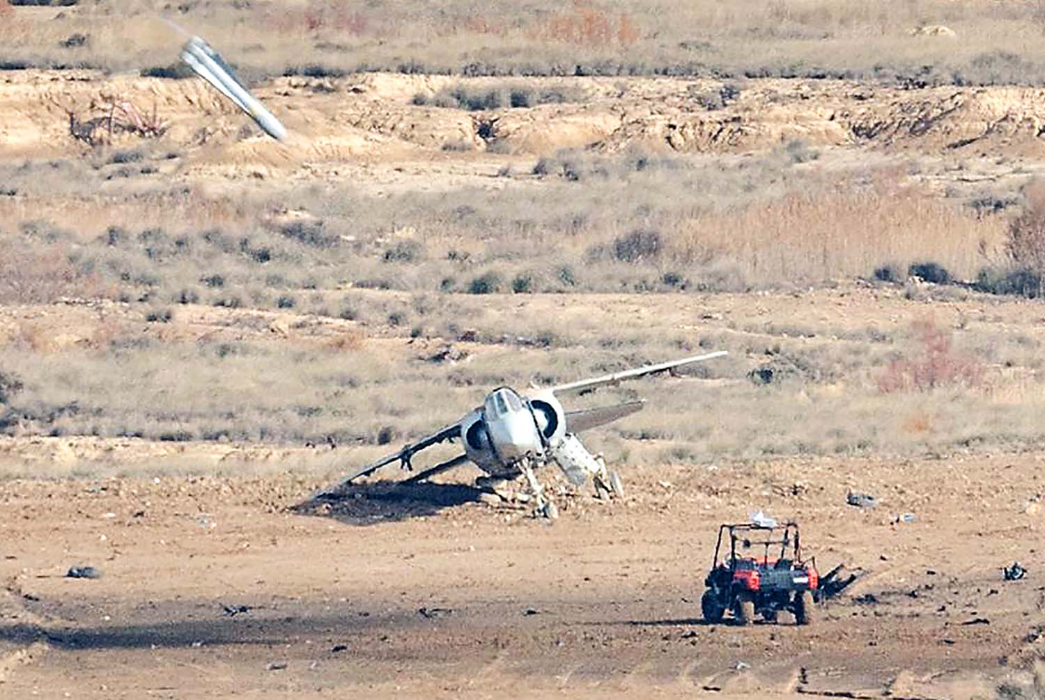 Uno de los blancos RSS-1 junto a uno de los MIrage F.1 en el polígono de Bardenas Reales instantes antes de ser alcanzado por un misil Maverick: