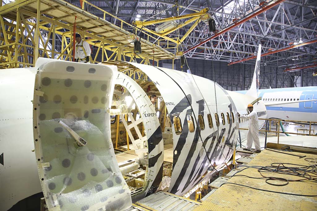 Retirada de la sección del fuselaje en que va la nueva puerta de carga durante los trabajos de conversión a carguero del primer B-737-700 por parte de IAI.