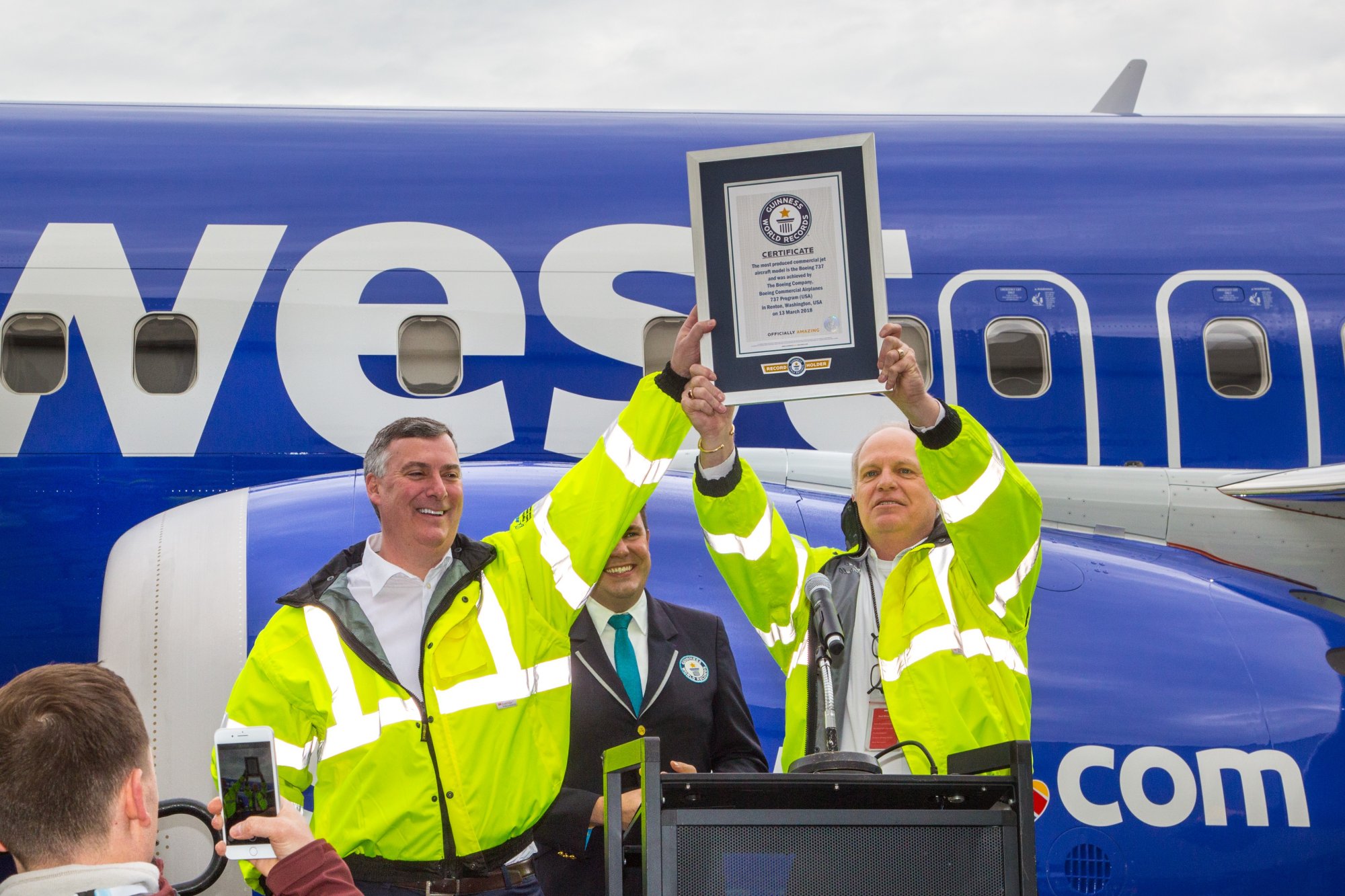 Kevin McAllister, presidente y consejero delegado de Boeing Commercial Airplanes,y Scott Campbell, vice presidente y director general del programa 737 muestran el certificado de Guinness World Records que señala al Boeing 737 como el reactor comercial del que se han construido más aviones.