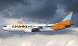 Ilustración de un Boeing 737 MAX con colores de Akasa Air