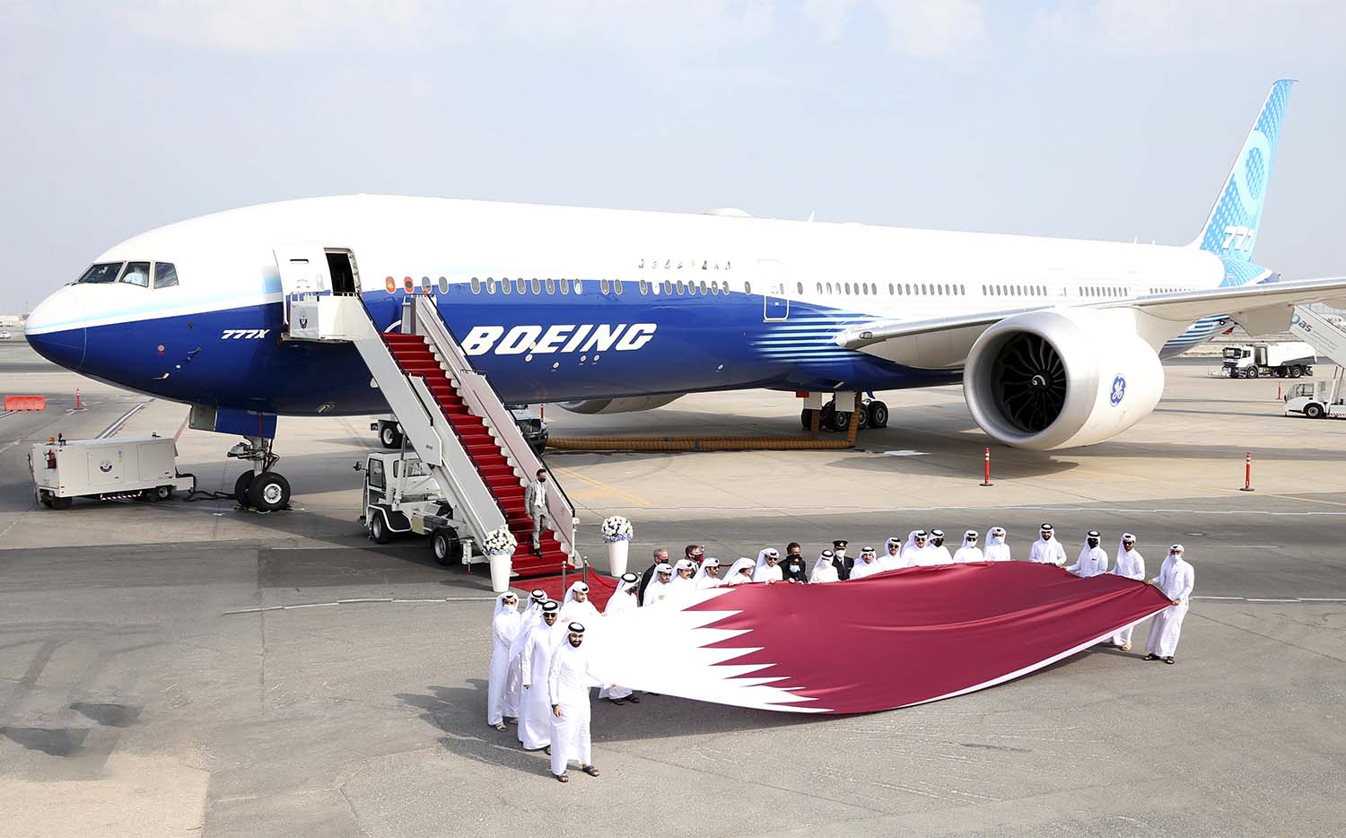 Tras su participación en el Salón de Dubai, Boeing ha llevado al B-777-9 a Doha para presentarlo a su cliente lanzador.