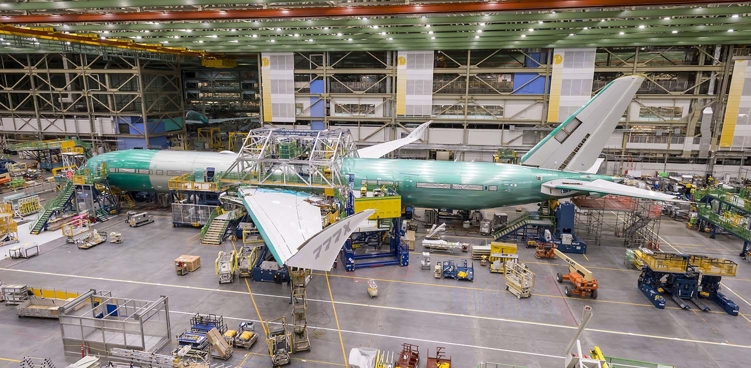 El primer Boeing 777X que volará termina de tomar forma en la cadena de montaje de Boeing.