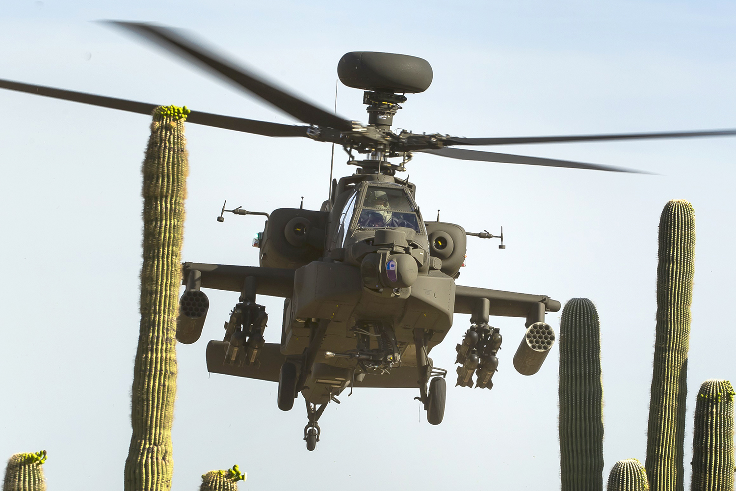 un Boeing AH-64E durante un vueklo de pruebas cerca de la factoría en Mesa (Arizona).