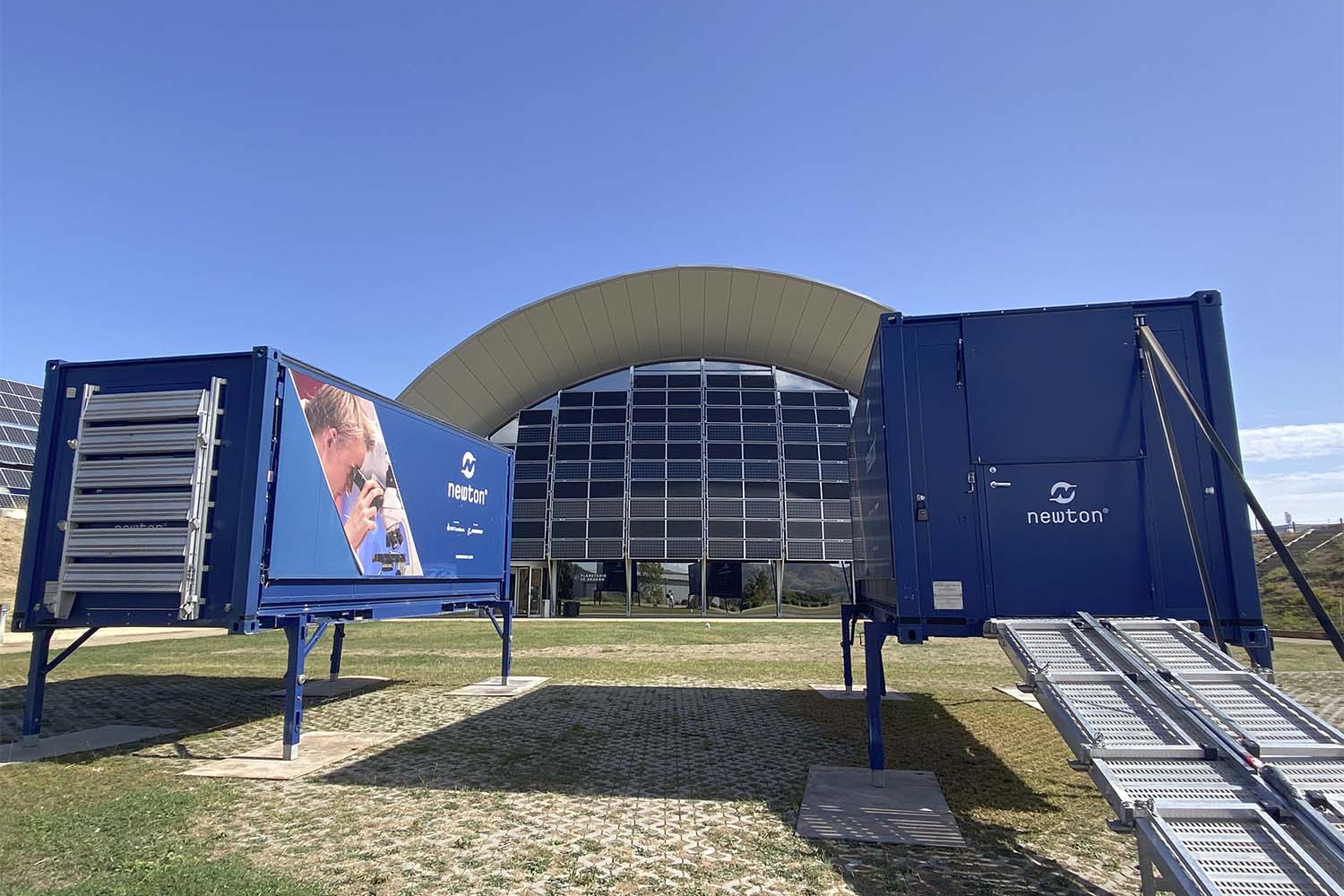 Los dos contenedores que forman el Aula Mövil Newton frente al Planetario de Huesca a la espera de los estudiantes.