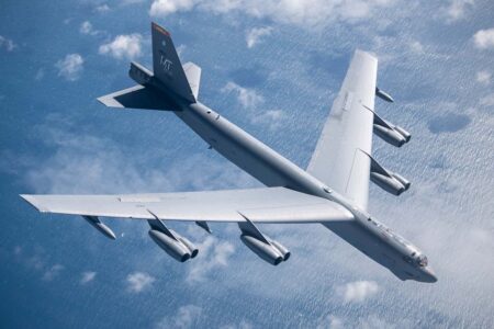 El primer B-52 voló el 15 de abril de 1952. El último de 744, el 26 de octubre de 1962.