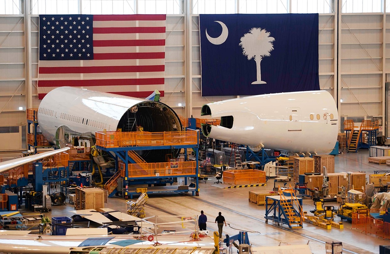 Cadena de montaje del Boeimg 787 en Charleston, a la derecha las secciones (ya unidas) afectadas por los nuevos problemas.