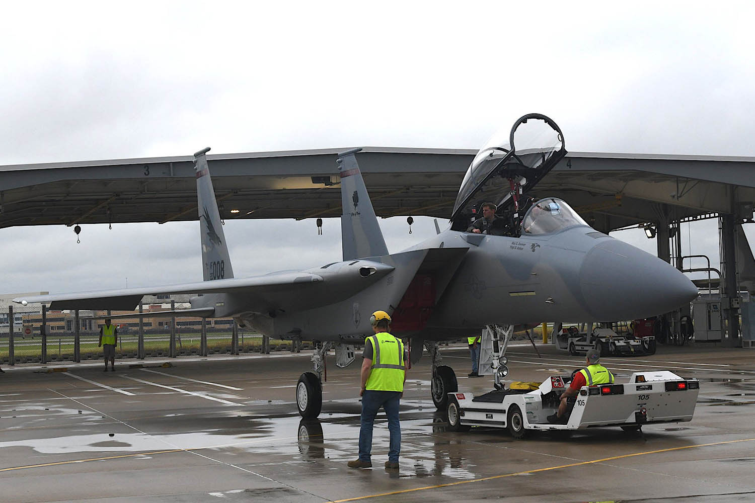 "Aparcando" el primer Boeing F-15EX del Ala 142 en uno de los refugios.