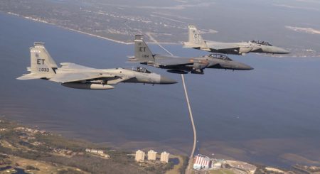 En el vuelo de entrega de St. Louis a Englin, el F-15EX fue escoltado por un F-15C y un F-15D.
