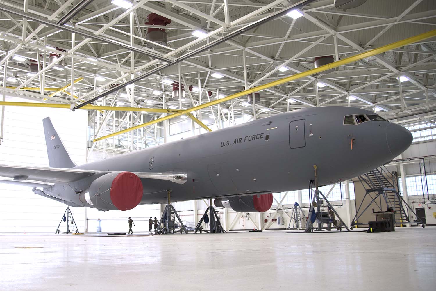 Mantenimiento del tren de aterrizaje de un Boeing KC-46 en la base aérea de McConnell.