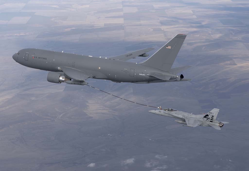 Repostaje del F/A-18C por el KC-46A.