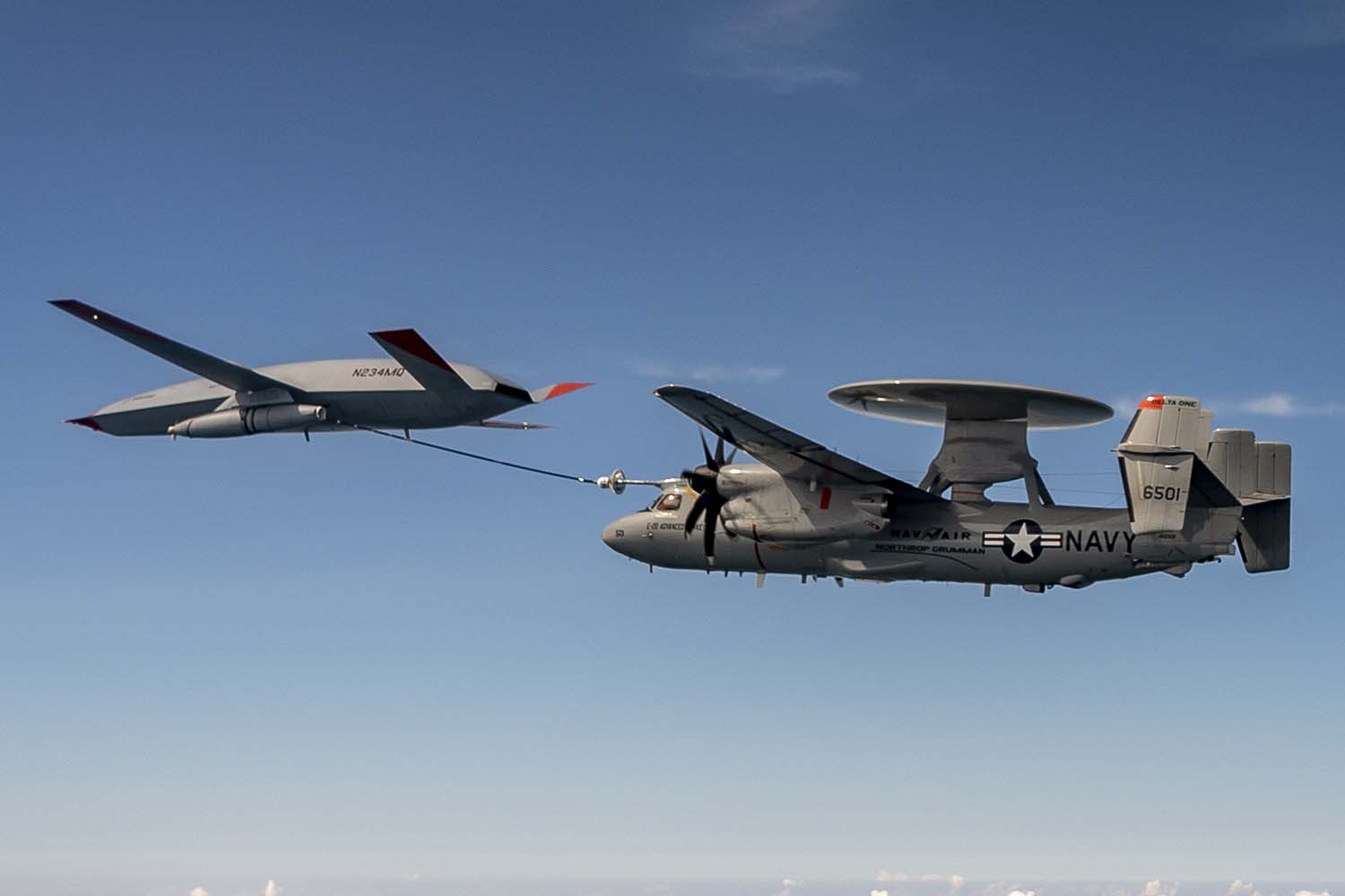 El Boeing MQ-25 repostando en vuelo al E-2D.