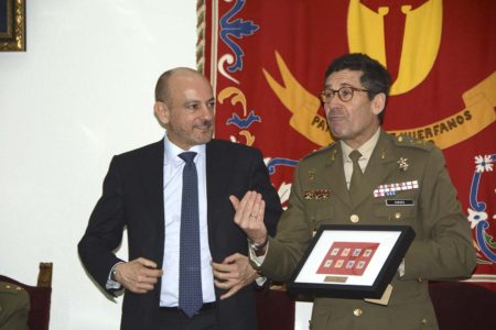 Antonio De Palmas de Boeing y el general Vicente Cuesta del PAHUET.