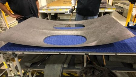 Panel en fibra de carbono reciclada para las paredes del B-737 MAX ecodemostrador.
