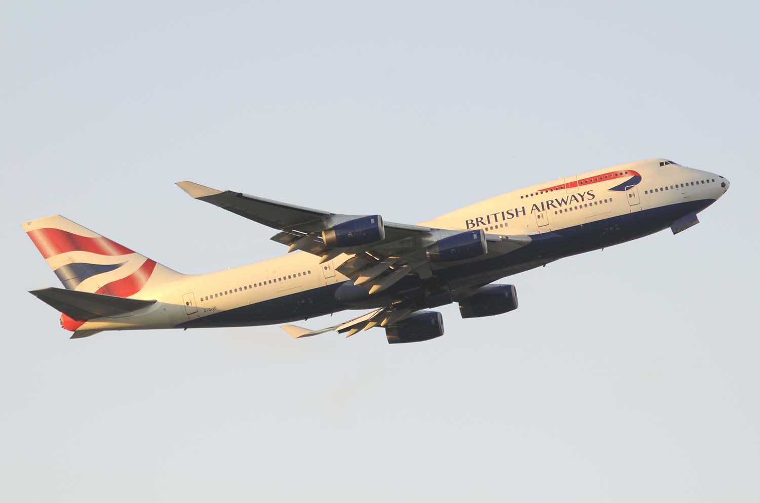 El Boeing 747-400 G´-CIVD despegando de Londres cuando todavía lucía la decoración completa de British Airways antes de sustituir sus títulos por los de Oneworld.
