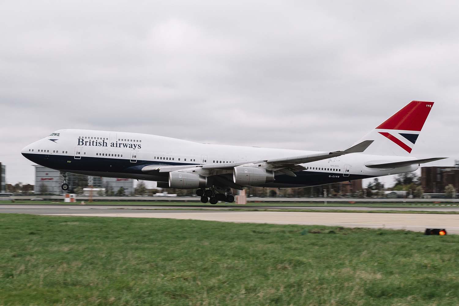 El Boeing 747-400 G-CIVB aterizando en LondresHheathrow con su decoración retro.