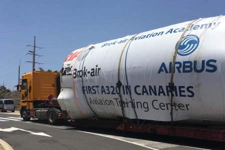 El fuselaje sobre el camión que le trasladó desde el puerto de Tenerife a las instalaciones de Brokair.